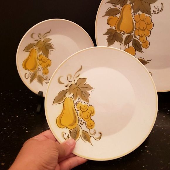 Mikasa 4 Lunch Small Plates Golden Valley Yellow Pear Grape Vintage Retro - Picture 3 of 7